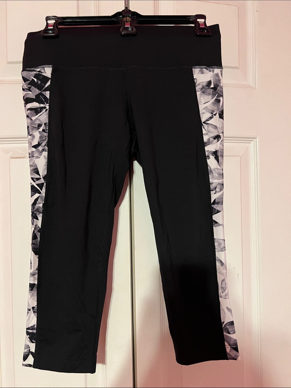 Athleta Black Capri Leggings with Grey/White Geometric Side Panels Size Small